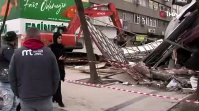 Sakarya’da bina çöktü!
