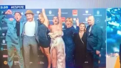 Canlı yayında görünmez kaza ! Elbisesi düştü