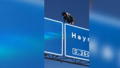Yön levhasında intihar girişimi