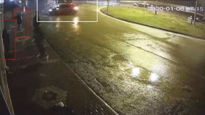 Kaldırımdaki kadınların ölümden döndüğü an kamerada