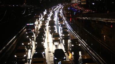 İstanbullular dikkat ! Trafik kilitlendi: Yoğunluk yüzde 80'e ulaştı