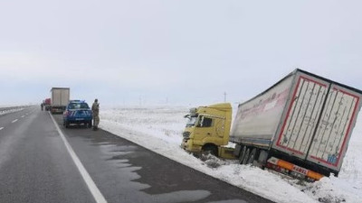Sivas'ta kar sürgünü ulaşımı felç etti !