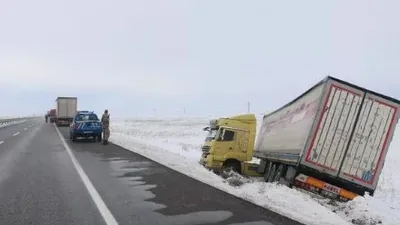 Sivas'ta kar sürgünü ulaşımı felç etti !