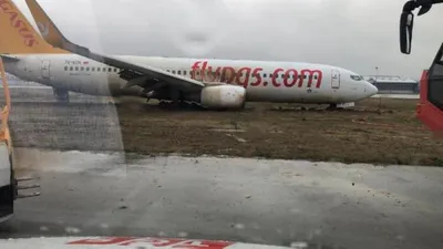 Pistten çıkan yolcu uçağındaki tahliye operasyonu kamerada