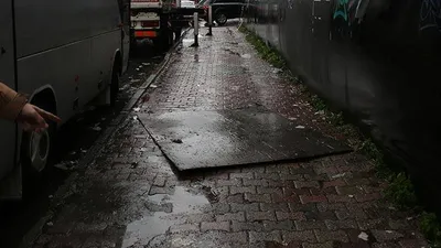 Başına reklam panosu düşen kişi öldü