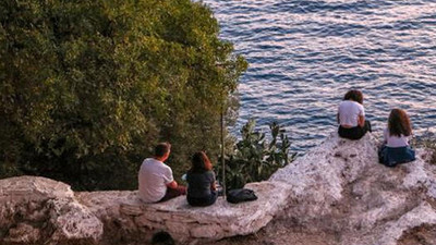 20 metreden düşüp yaralanan kişiye rağmen aynı yere oturmaya devam ettiler