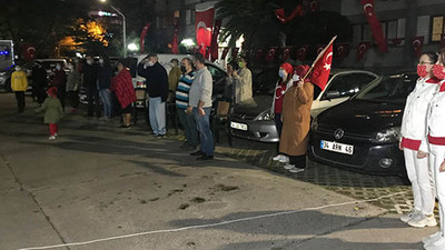 İstanbul'da vatandaşlar 19.23'te hep birlikte İstiklal Marşı okudu
