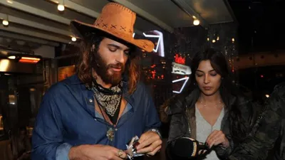 Can Yaman koronavirüse aldırmadan eğlendi