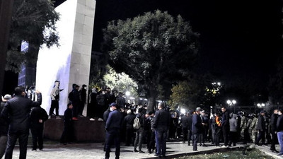Kırgızistan'da Cumhurbaşkanlığı Sarayı ve parlamento işgal edildi