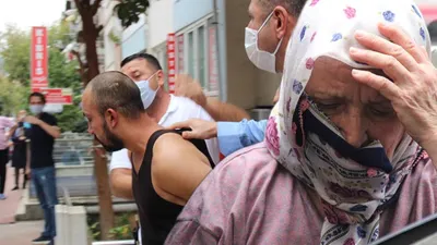 Yaşlı kadını evinde rehin aldı!