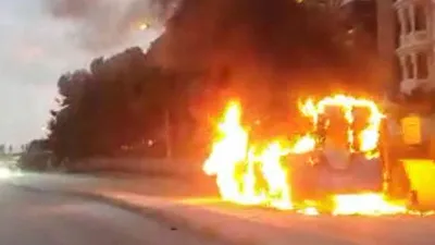 Dehşet anları kamerada! Minibüs seyir halinde yanmaya başladı