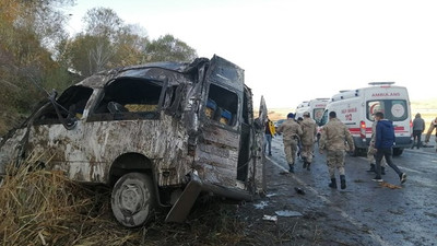 Van'da minibüs takla attı: Ölü ve yaralılar var
