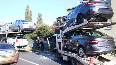 Otomobil taşıyan kamyonlar çarpıştı, 5 otomobil hasar gördü