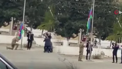 Aliyev bayrağı öpüp göndere çekti