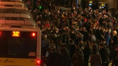 İstanbul'da metrobüs durağı tıklım tıklım