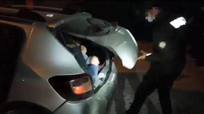 Şoke eden olay! Aracın bagajından bile 3 kişi çıktı!