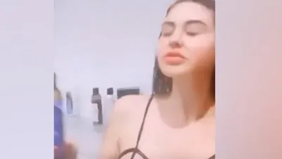 Ebru Polat iç çamaşırıyla duşa girip paylaştı