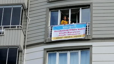 Evinin camına astığı afiş şaşırttı