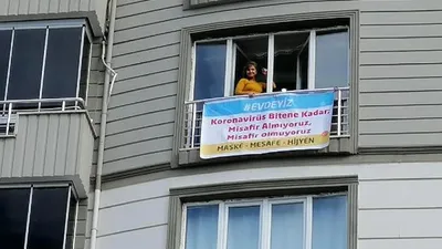 Evinin camına astığı afiş şaşırttı