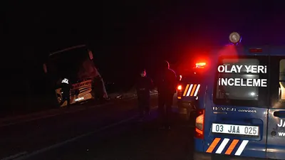 Yolcu otobüsü ile kamyonet çarpıştı: Ölü ve yaralılar var