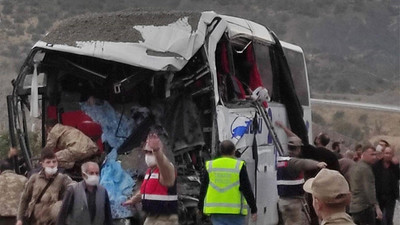 TIR ile yolcu otobüsü çarpıştı: Ölü ve yaralılar var