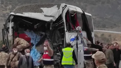 TIR ile yolcu otobüsü çarpıştı: Ölü ve yaralılar var