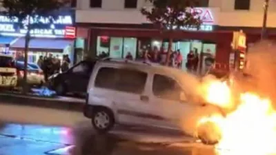 Esenyurt'ta seyir halindeki araç alev alev yandı