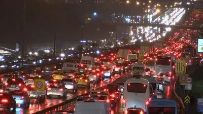İstanbul'da sağanak yağış trafiği felç etti