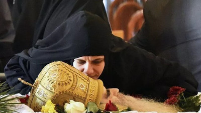 Tabuttaki cenazeyi öpen onlarca kişi koronavirüse yakalandı