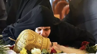 Tabuttaki cenazeyi öpen onlarca kişi koronavirüse yakalandı