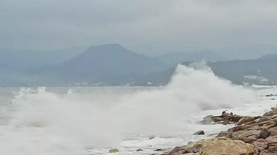 Ordu'da denizde oluşan dalgalar vatandaşları tedirgin etti