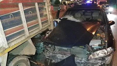 Otomobil, yolcu indiren kamyonete çarptı: 3 yaralı