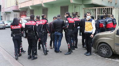 Suriyeliler 2 polise sopa ve bıçaklarla saldırdı!