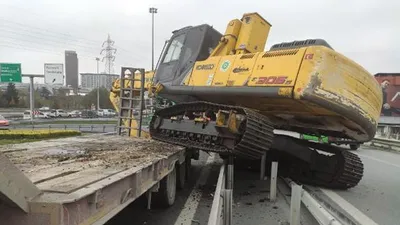 Basın Ekspres Yolu'nda kepçe taşıyan TIR kaza yaptı