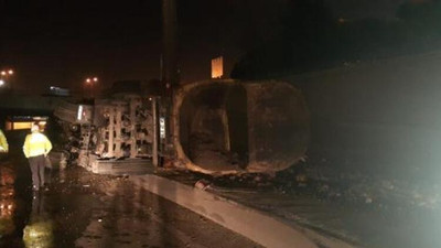 İstanbul'da hafriyat kamyonu devrildi