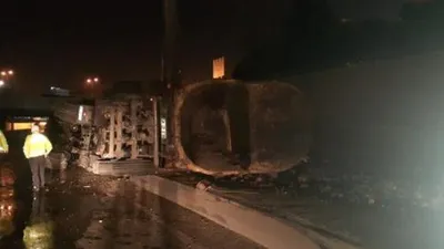 İstanbul'da hafriyat kamyonu devrildi