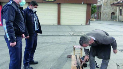 Yasaktan habersiz müşteri bekleyen ayakkabı boyacısı için skandal sözler!