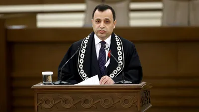 AYM başkanı gazetecilik dersi verdi