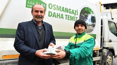 Çöp sandığı poşetten deste deste para çıktı
