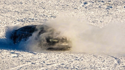 Çıldır'da buz üstünde spor arabayla drift yaptı