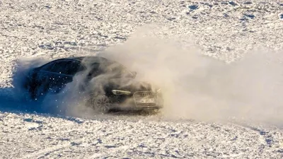 Çıldır'da buz üstünde spor arabayla drift yaptı