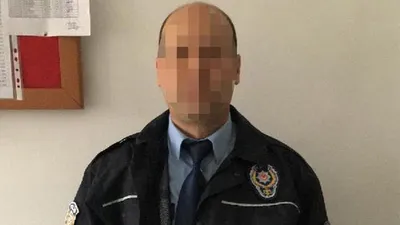 Üniformasını giyip otostop çekti !