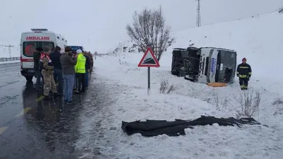 Yolcu midibüsü şarampole devrildi: Ölü ve yaralılar var