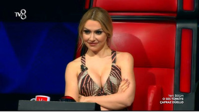 Hadise'nin O Ses Türkiye'deki cesur dekoltesi sosyal medyayı karıştırdı