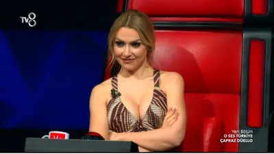 Hadise'nin O Ses Türkiye'deki cesur dekoltesi sosyal medyayı karıştırdı