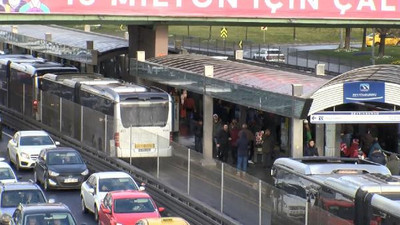 Metrobüs durağında hareketli dakikalar
