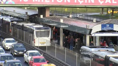 Metrobüs durağında hareketli dakikalar