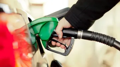Peşpeşe 2 dev indirimin ardından, benzine zam geldi!