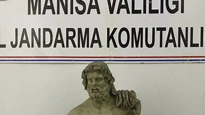  Zeus Heykelini satmak isterken yakalandılar
