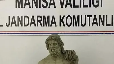  Zeus Heykelini satmak isterken yakalandılar